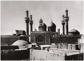 Die goldenen Kuppeln und Minarette der al-Kadhimiya-Moschee, Bagdad, Irak, 1925