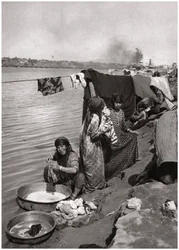 Wäscherinnen am Ufer des Tigris, Bagdad, Irak, 1925