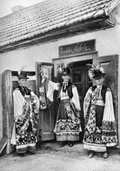 Junge Priester in Kostümen im ländlichen Ungarn, 1926