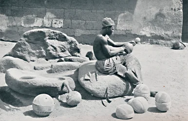Ein Yoruba-Mann graviert Ton-Schalen und Wasserkrüge, Lagos Hinterland, Südnigeria, 1912