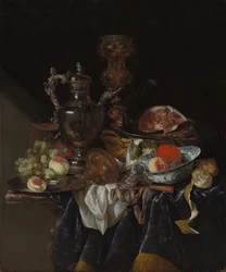 Silberner Weinkrug, Schinken und Obst