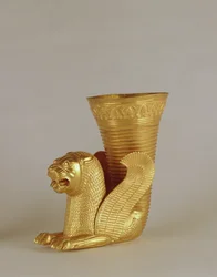 Rhyton in Gestalt eines sitzenden Löwenmonsters aus Hamadan, Iran