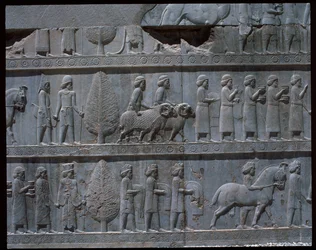Ansicht der Reliefs der östlichen Treppe
