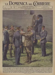 Der Duce empfängt auf einem Flughafen in Mittelitalien die fünf Flieger, die an Bord...