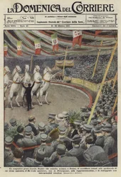 Soldaten beobachten Pferdevorführungen in einem Zirkus in Turin