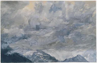 Wolkenhimmel über Bergspitzen