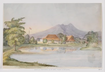 Ansicht eines Hauses mit niederländischer Flagge und Teich vor einem Berg, West-Java