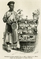 Der Spielzeughändler schlägt auf einen Kupfergong, um auf seine Puppen, Autos, Seidenschmetterlinge und Pfeifen aufmerksam zu machen, die das Orientalische Blumentor des Kaiserpalastes in Peking entlanggehen. Gravur nach A. Maries Zeichnung, zur Illustrati