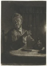 Mann mit erhobenem Glas