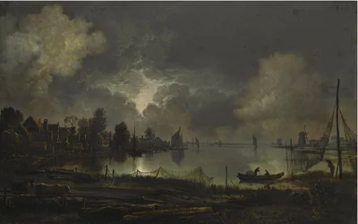 Blick auf eine Stadt am See im Mondlicht, mit zum Trocknen aufgehängten Netzen