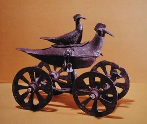 Votivwagen in Form von zwei Vögeln, aus Glasinac bei Sarajevo