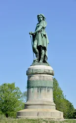 Kolossalstatue des Vercingetorix (72-46 v. Chr.), gallischer Anführer. 6,60 m hohe Skulptur von Aimé Millet (1819-1891), 1865 auf dem westlichen Teil des Mont Auxois errichtet (7 m hoher Sockel von Viollet-le-Duc). Alise-Sainte-Reine, 1865