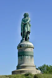 Kolossalstatue des Vercingetorix (72-46 v. Chr.), gallischer Anführer - 6,60 m hoch, 1865 auf dem westlichen Teil des Mont Auxois errichtet (7 m hoher Sockel von Viollet-le-Duc), Alise-Sainte-Reine, 1865