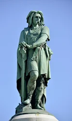 Kolossalstatue des Vercingetorix (72-46 v. Chr.), gallischer Anführer - 6,60 m hoch, 1865 auf dem westlichen Teil des Mont Auxois errichtet (7 m hoher Sockel von Viollet-le-Duc), Alise-Sainte-Reine, 1865