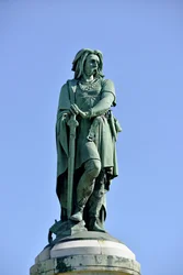Kolossalstatue des Vercingetorix (72-46 v. Chr.), gallischer Anführer - Skulptur von Aimé Millet (1819-1891), 6,60 m hoch, 1865 auf dem westlichen Teil des Mont Auxois errichtet (7 m hoher Sockel von Viollet-le-Duc), Alise-Sainte-Reine, 1865