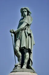 Kolossalstatue des Vercingetorix (72-46 v. Chr.), gallischer Anführer - Skulptur von Aimé Millet (1819-1891), 6,60 m hoch, 1865 auf dem westlichen Teil des Mont Auxois errichtet (7 m hoher Sockel von Viollet-le-Duc), Alise-Sainte-Reine, 1865