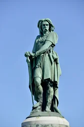 Kolossalstatue des Vercingetorix (72-46 v. Chr.), gallischer Anführer. Skulptur von Aimé Millet (1819-1891), 6,60 m hoch, 1865 auf dem westlichen Teil des Mont Auxois errichtet (7 m hoher Sockel von Viollet-le-Duc). Alise-Sainte-Reine, 1865.