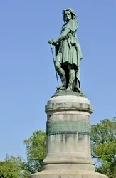 Kolossalstatue des Vercingetorix (72-46 v. Chr.), gallischer Anführer. Skulptur von Aimé Millet (1819-1891), 6,60 m hoch, 1865 auf dem westlichen Teil des Mont Auxois errichtet (7 m hoher Sockel von Viollet-le-Duc). Alise-Sainte-Reine, 1865.