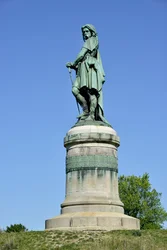 Kolossalstatue des Vercingetorix (72-46 v. Chr.), gallischer Anführer. Skulptur von Aimé Millet (1819-1891), 6,60 m hoch, 1865 im westlichen Teil des Mont Auxois errichtet, mit einem 7 m hohen Sockel von Viollet-le-Duc. Alise-Sainte-Reine, 1865