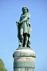 Kolossalstatue des Vercingetorix (72-46 v. Chr.), gallischer Anführer. Skulptur von Aimé Millet (1819-1891), 6,60 m hoch, 1865 auf dem westlichen Teil des Mont Auxois errichtet (7 m hoher Sockel von Viollet-le-Duc). Alise-Sainte-Reine, 1865
