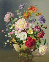 Blumenarrangement in einer Porzellanterrine