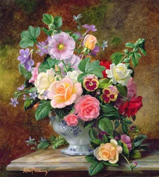 Rosen, Stiefmütterchen und andere Blumen in einer Vase