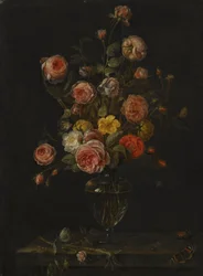 Ein Stillleben mit roten, weißen und rosa Rosen in einer Glasvase über einem Steinsims mit Schmetterlingen, einer Heuschrecke und einem Käfer