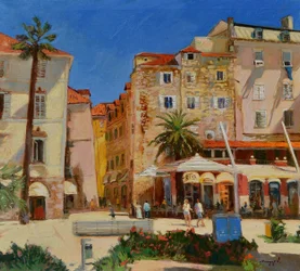 Lebhafter Stadtplatz