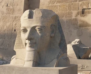 Kolossaler Kopf eines Pharaos