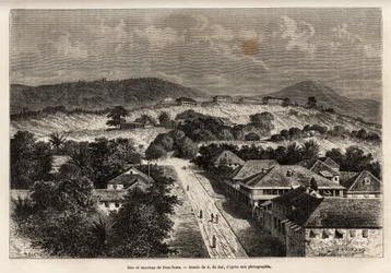 Straße und Kasernen von Freetown, Sierra Leone, Gravur nach der Zeichnung von A. de Bar, zur Illustration der Reise an die Küste Afrikas, 1868, von Vizeadmiral Fleuriot de Langles, veröffentlicht in Le tour du monde 1873, herausgegeben von Edouard Charton,