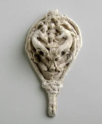 Maquette für ein Anhänger mit zwei Figuren über der Figur eines Kindes