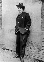 Misia Nathanson (1872-1950), zukünftige Misia Sert, als Mann verkleidet, ca. 1900, Foto von Alfred Natanson
