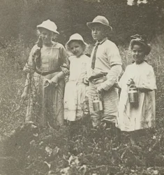 Ohne Titel (Flora, Elizabeth, Howard & Kitty auf einem Feld in Lake George)