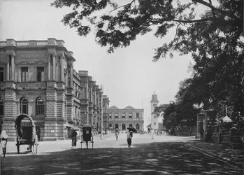 General Post Office mit Eingang zum Queens House und Uhrturm in der Ferne, ca. 1890