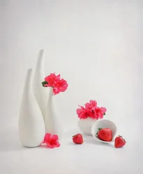 Frische Erdbeeren und rosa Blumen