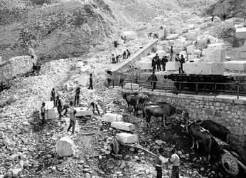 Laden von Marmorblöcken im Steinbruch von Ravaccione