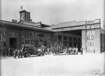 Träger vor dem Bahnhof, entworfen von Enrico Maria Antonia Present (an der Stelle, wo der neue Bahnhof Santa Maria Novella steht), Florenz (s/w Foto)