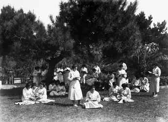 Villa Rosa Maltoni Mussolini: Schülerinnen im Freiluftunterricht