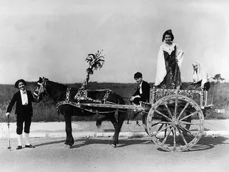 Villa Rosa Maltoni Mussolini: Porträt einer Gruppe von Jugendlichen in traditionellen sizilianischen Kostümen, posierend auf einem typischen Wagen der Region (s/w Foto)