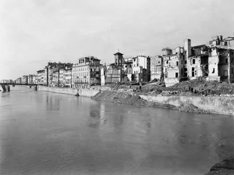 Zweiter Weltkrieg: Die Trümmer entlang des Arno in Florenz nach dem Bombenangriff. Dieses Foto, ehemals Teil der Brogi-Sammlung, gehört jetzt zur Alinari-Sammlung