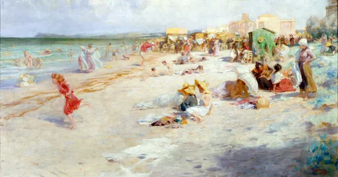 Ein belebter Strand im Sommer