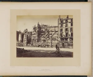 Die am 24. Mai 1871 niedergebrannte Rue Royale (Ecke Faubourg Saint-Honoré).