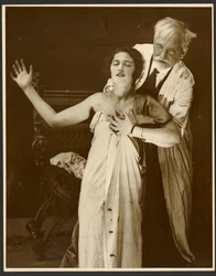 Alphonse Mucha im Kostüm mit Tochter Jaroslava als Modell für das Plakat "De Forest Phonofilm", der erste "Tonfilm" im Bio Adria Kino (Prag), Zbiroh, Böhmen