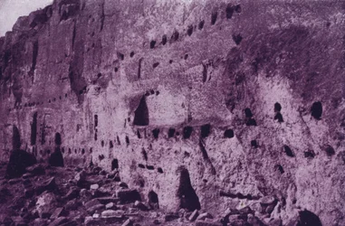 Verlassene Höhlenwohnungen der Klippenbewohner, nahe Espanola (s/w Foto)