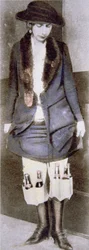 Eine Frau versteckt illegale Bierflaschen unter ihrem Rock in speziellen Unterwäschefächern während der amerikanischen Prohibition (1920-33)