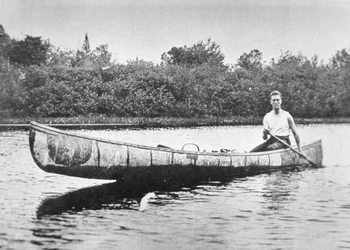 Franklin D. Roosevelt (1882-1945) paddelt ein Birkenkanu auf Campobello Island, New Brunswick