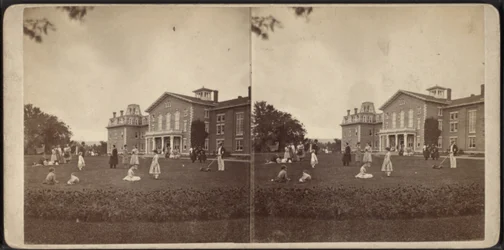 Vorderseite des Herrenhauses und Rasen, Oneida Community, New York State, um 1870