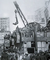 Houdini entkommt aus einer Zwangsjacke, während er an einem Kran in New York City hängt