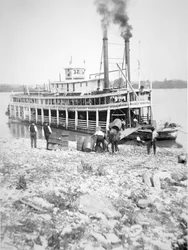 Beladen eines Heckraddampfers auf dem Ohio River, ca. 1900