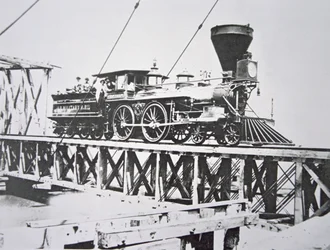 Lokomotive der US-Militärbahnen (Unionsarmee) überquert eine Brücke über den Potomac River